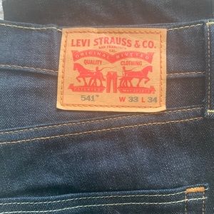 EXCELLENT CONDITION! Dark wash Levi’s jeans. Men’s W33 L34